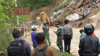 Longsor, Ruas Jalan Alternatif Bukittinggi-Padang Putus Total